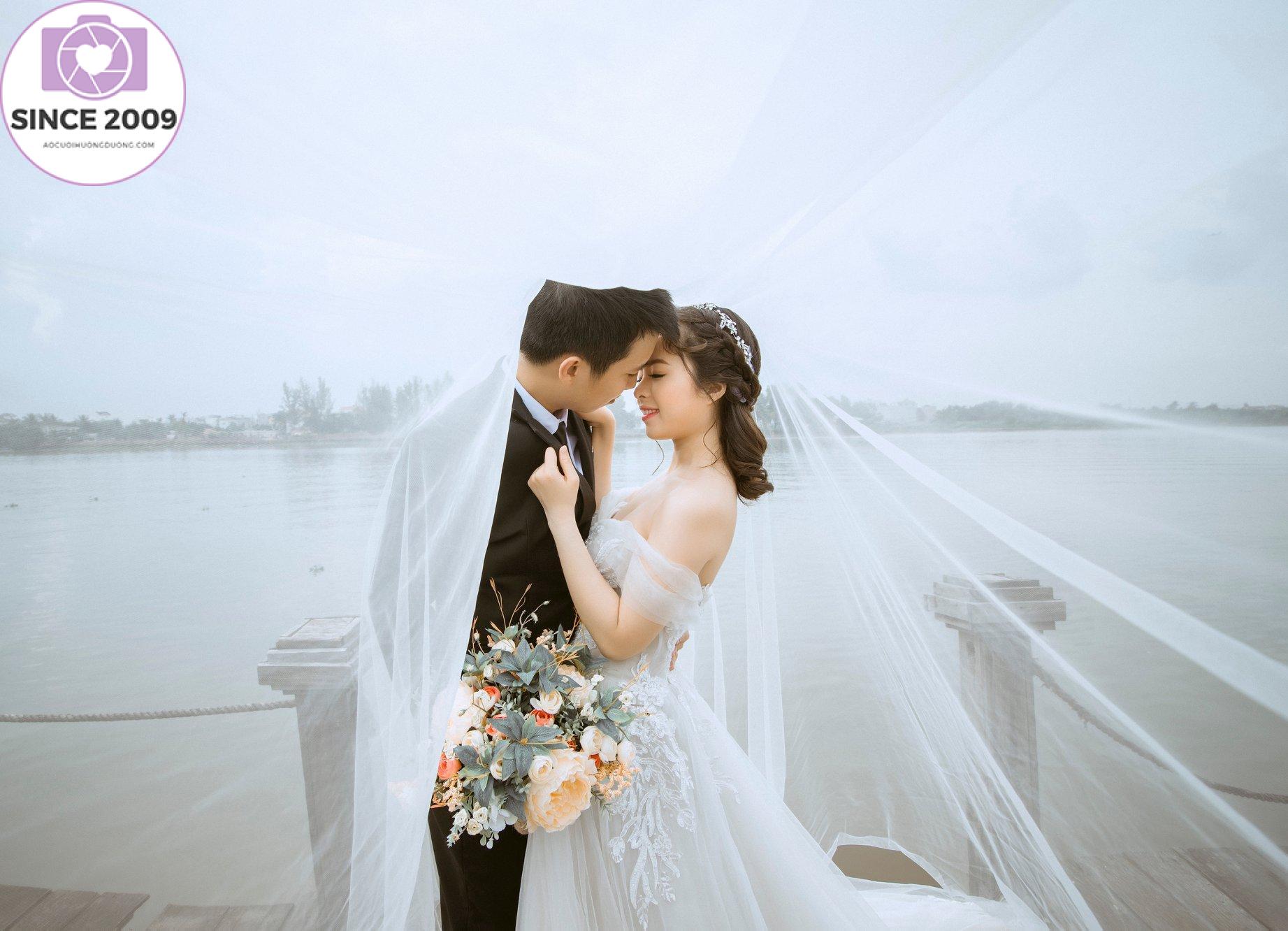 Chụp ảnh cưới: Hải Dương - một địa điểm đẹp và lãng mạn với những cánh đồng lúa và hoa vàng rực rỡ sẽ là lựa chọn hoàn hảo cho bộ ảnh cưới của bạn. Với những bức hình đẹp và đầy ý nghĩa, chụp ảnh cưới ở Hải Dương sẽ là một kỉ niệm đáng nhớ về tình yêu của bạn trên đất Việt Nam.