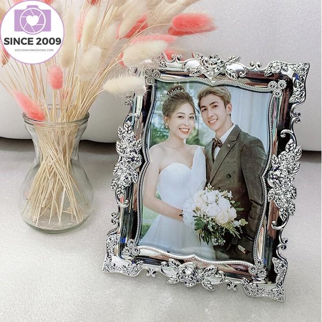 Khung Ảnh Để Bàn 13x18 Viền Hoa Nổi Tiệc Cưới Sang Trọng - In Ảnh Theo Yêu Cầu
